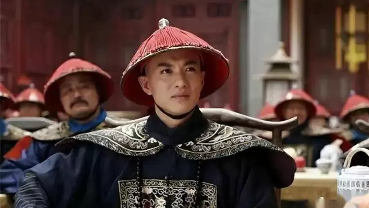 In the Qing Dynasty, the emblem worn by first-rank civil officials on their official robes on the chest or back is what pattern?