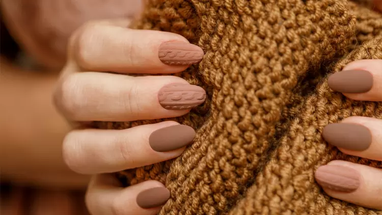 These manicures perfectly capture the autumn atmosphere with their simple patterns and thoughtful design. 