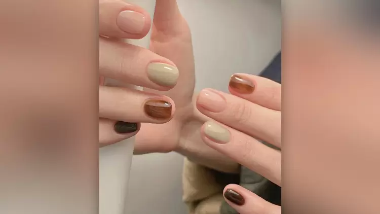 If you prefer a more transparent and breathable look, these manicures are perfect for you. 