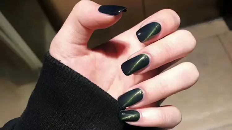 These manicures feature subdued colors that create a sense of distance and sophistication.