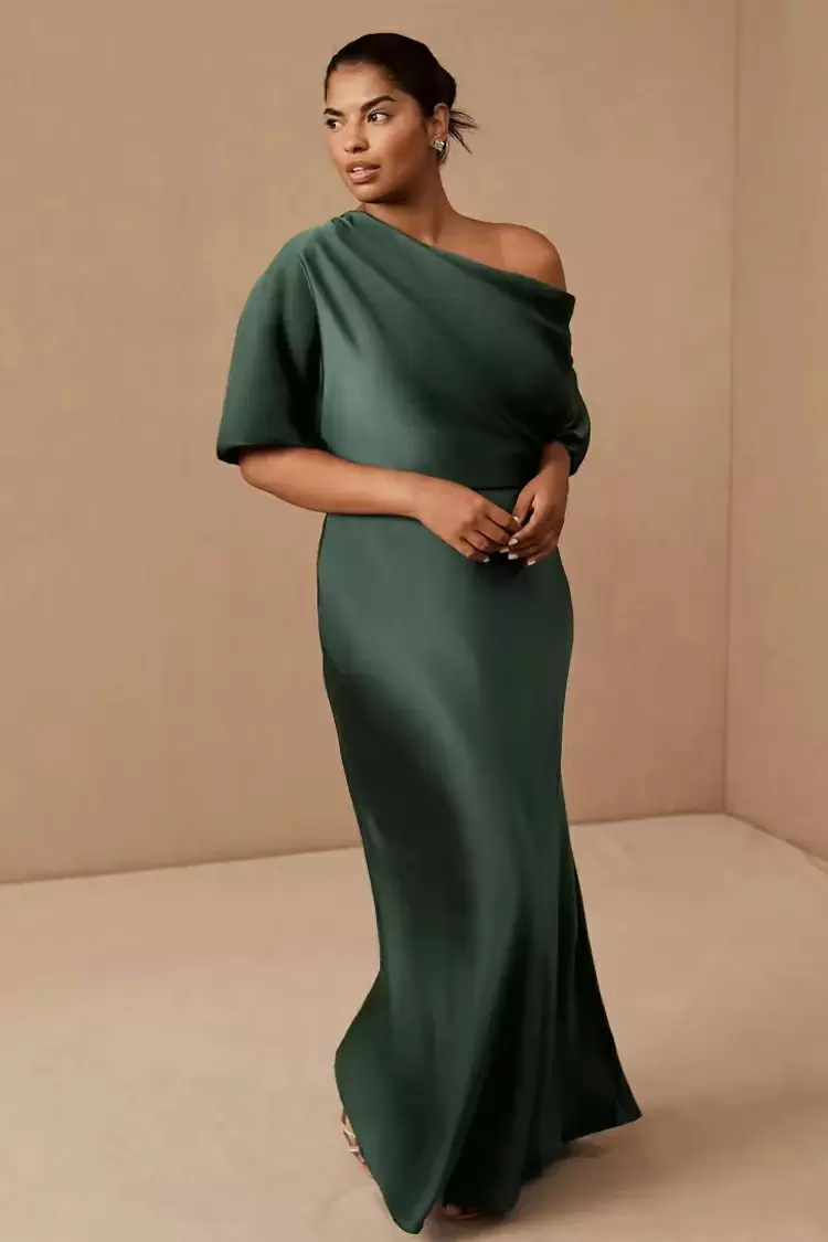 This evening gown exude a stately and elegant charm with their classic designs.