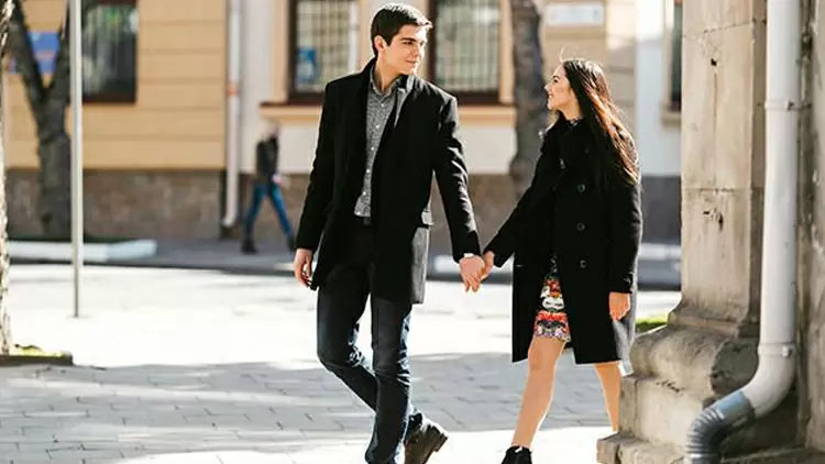 When looking at couples on the road, I often think, "Are they really that happy?" and feel a sense of pity for them.