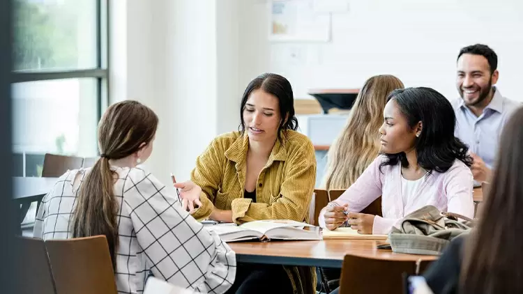 At work, if a colleague often chats with you during breaks when you have a lot of work, what would you do?