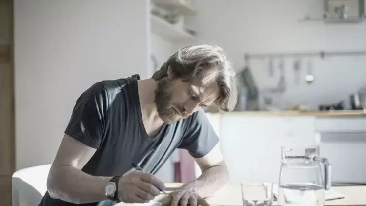 I find it easy to write stories.